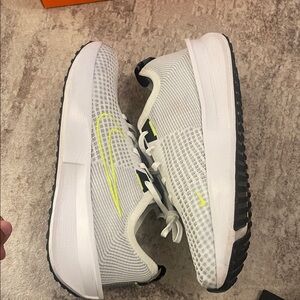 Nike Interact Run 

White/Volt 

Size 9 

Gently worn

Comes with box
